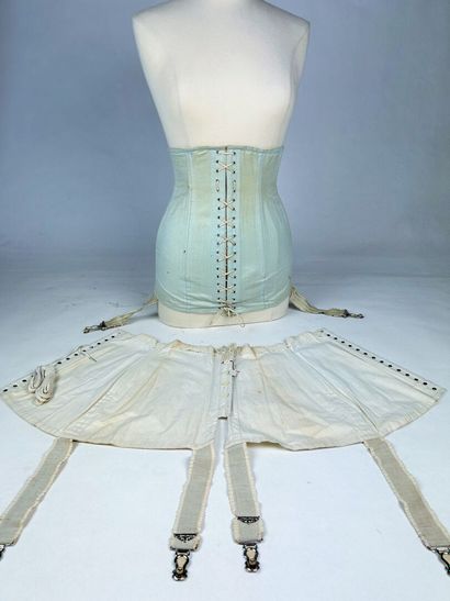 Deux corsets baleinés en coutil et quatre...