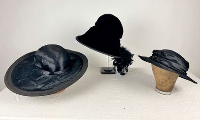 Trois grand chapeaux noir de mode pour dame...