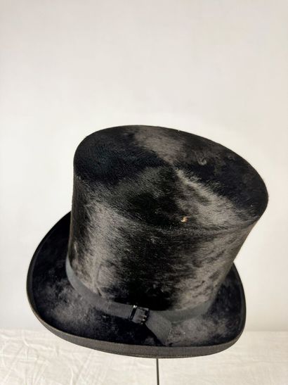 Trois chapeaux haut de forme taupés noir...