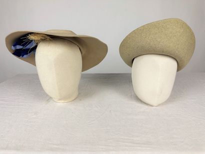 Cinq chapeaux de mode et bibis pour dame,...