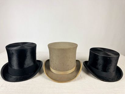 Trois chapeaux haut de forme à bords relevés,...