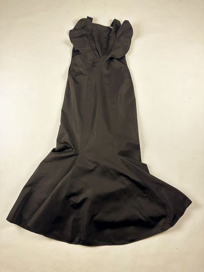 Une robe longue d'été pour le soir en taffetas...