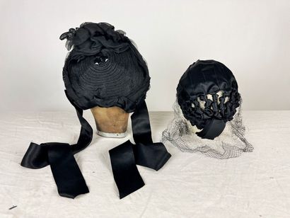 Quatre chapeaux noir de mode pour dame, dont...