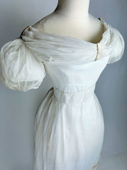 Une robe de bal à manches ballon, période...