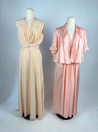 Trois robes longues, déshabillés pour le...