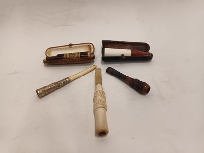 Cinq fume cigarettes en écume, argent et...