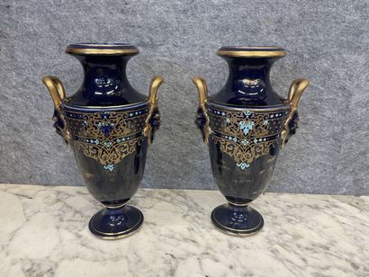Paire de vases en faïence bleue de four et...