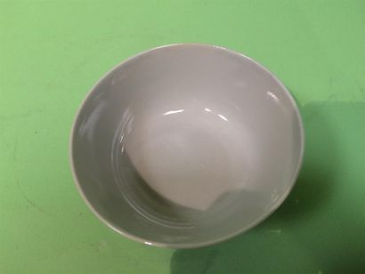 Chine, bol en porcelaine émaillé en bleu...