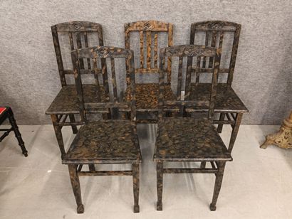 Série de 5 chaises en bois 
Fabrication belge
Relaquées...