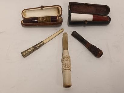 Cinq fume cigarettes en écume, argent et...
