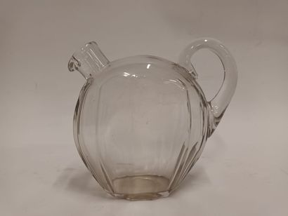 BACCARAT, carafe en cristal taillé en forme...