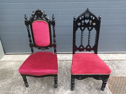Chauffeuses en bois noirci, dont une à dossier...
