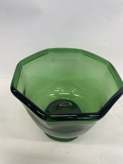 Coupe en verre teinté vert de forme octogonale...