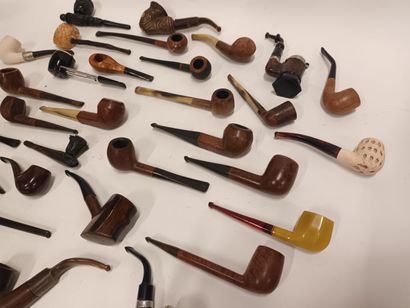 Important lot de 29 pipes gainées de cuir,...