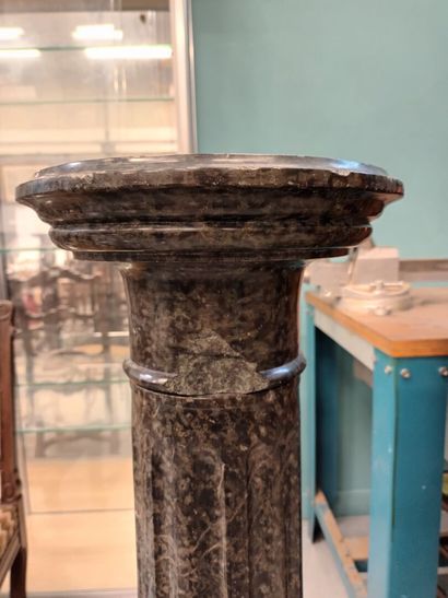 Colonne en marbre vert de mer
H : 107 cm
Accidents...