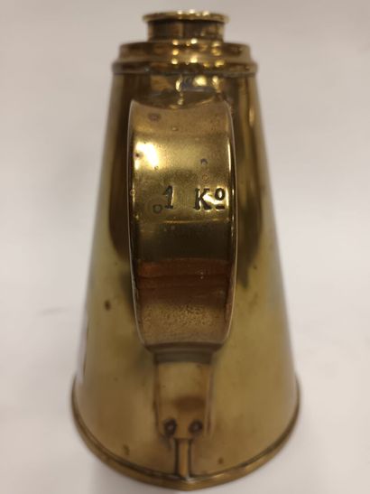 Burette en laiton gravée 1Ko sur la poingée
H...