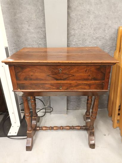 Petite table formant selette, ouvrant par...