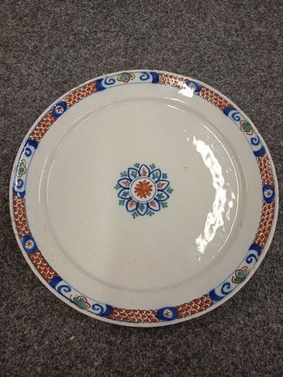 DELFT,
Assiette en faïence à décor de fleurs...