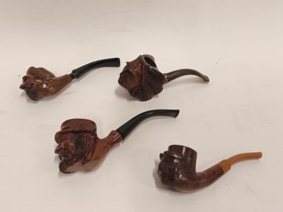 Lot de quatre pipes visages en bois sculpté...