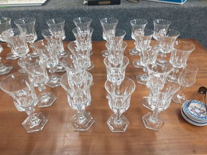 Service de verre en cristal taillé modèle...