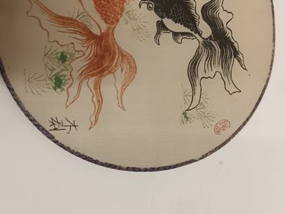JAPON, éventail en soie de type Uchiwa, manche...