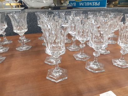 Service de verre en cristal taillé modèle...