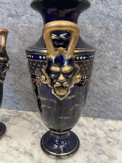 Paire de vases en faïence bleue de four et...