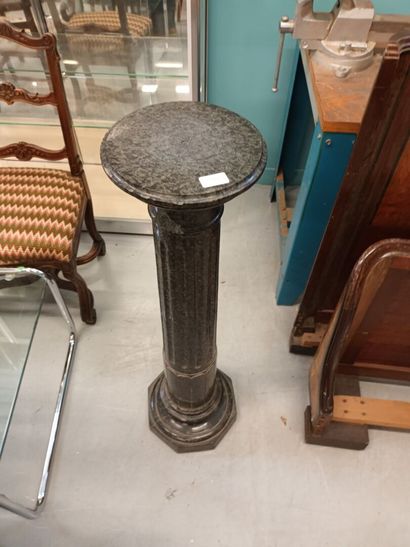 Colonne en marbre vert de mer
H : 107 cm
Accidents...