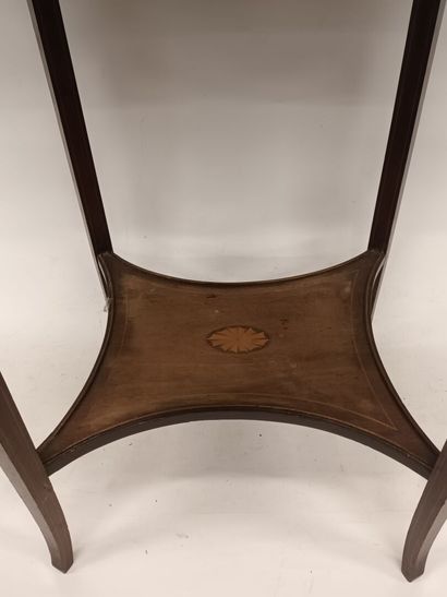 Table de milieu marquetée , plateau de forme...