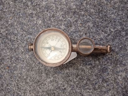 Objet formant loupe-boussole et miroir de...