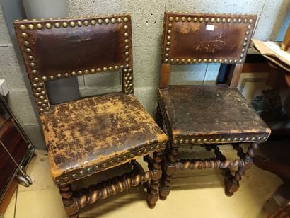 Paire de chaises en bois tourné et cuir,...