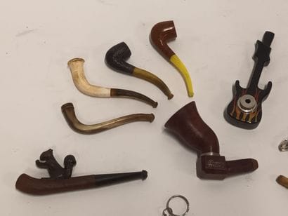 Lot de pipes miniatures, dont une en forme...