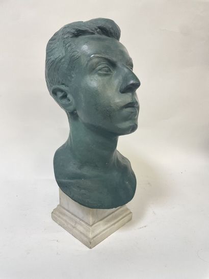 Buste de jeune homme 
Signé M. DORIER
Platre...