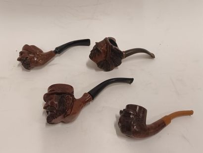 Lot de quatre pipes visages en bois sculpté...