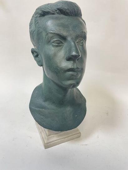 Buste de jeune homme 
Signé M. DORIER
Platre...