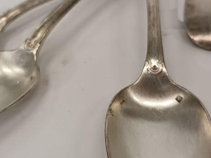 Six fouchettes, six cuillères à soupe et...
