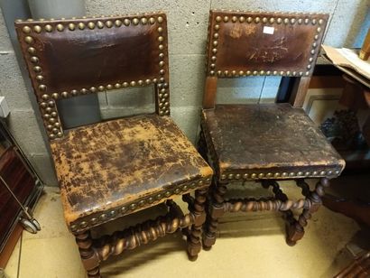Paire de chaises en bois tourné et cuir,...