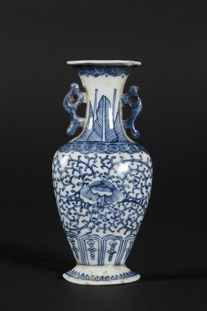 Chine, Bouquetière en porcelaine à décor...