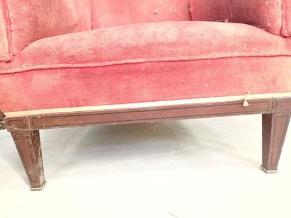 Paire de fauteuils recouverts de velour rouge,
Accidents...
