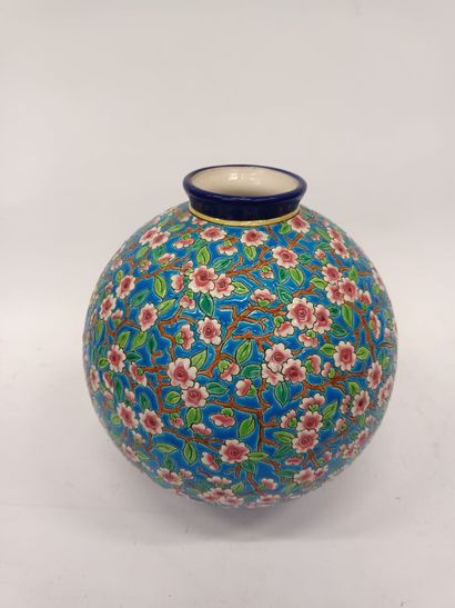 LONGWY
Vase boule en émaux à décor floral
Hauteur...