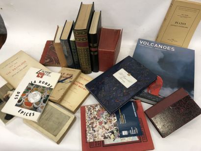 Lot de livres divers sur les volcans, Platon,...