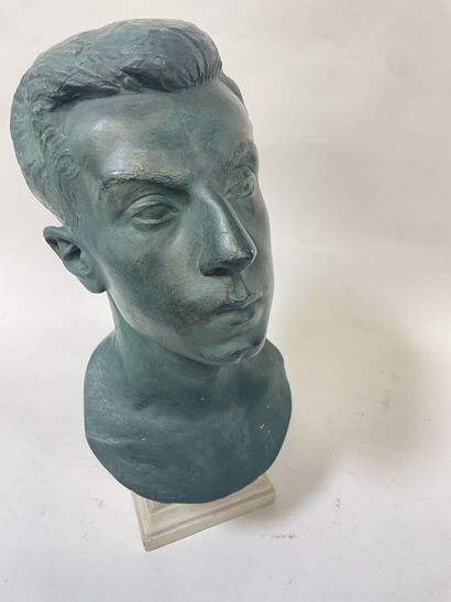 Buste de jeune homme 
Signé M. DORIER
Platre...