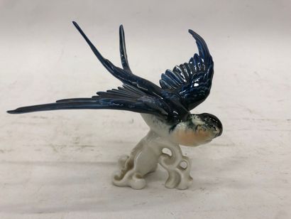 Karl ENS 
Hirondelle en porcelaine polychrome
H...