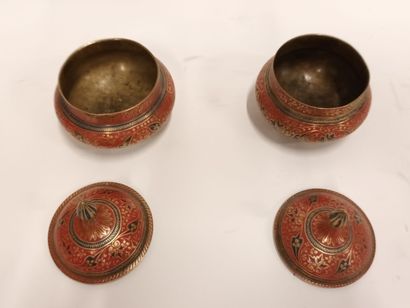 Paire de Lkumluk Saray Ichi en cuivre émaillé...