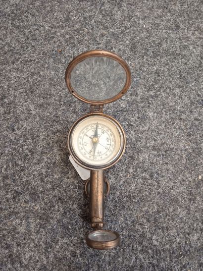 Objet formant loupe-boussole et miroir de...