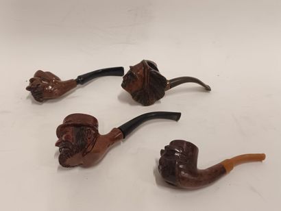 Lot de quatre pipes visages en bois sculpté...