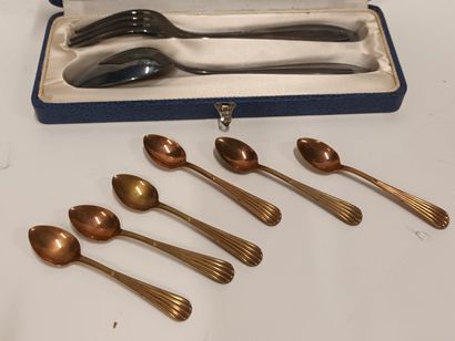 Coffret de couverts de baptème en métal argenté...