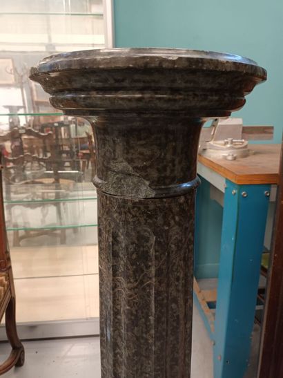 Colonne en marbre vert de mer
H : 107 cm
Accidents...
