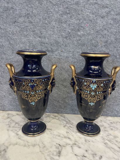 Paire de vases en faïence bleue de four et...