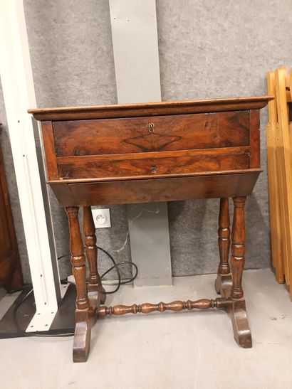 Petite table formant selette, ouvrant par...